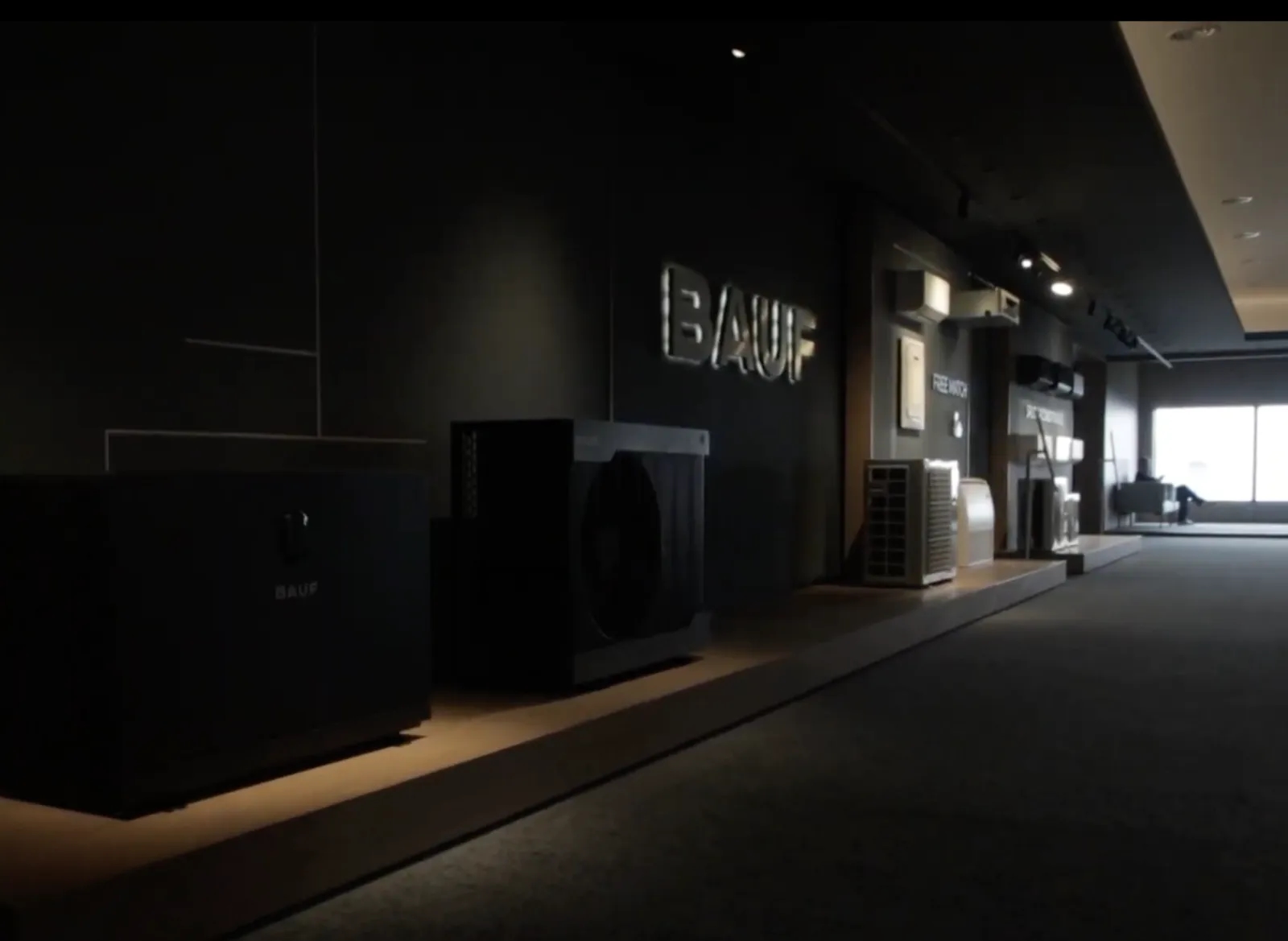 Bombas de calor e aparelhos de ar condicionado expostos no showroom da BAUF em Lisboa
